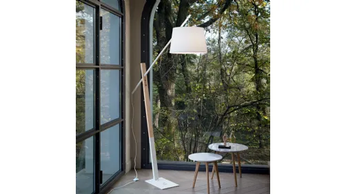 Lampada da terra Eminent in metallo e legno naturale con paralume rivestito in tessuto di Ideal Lux