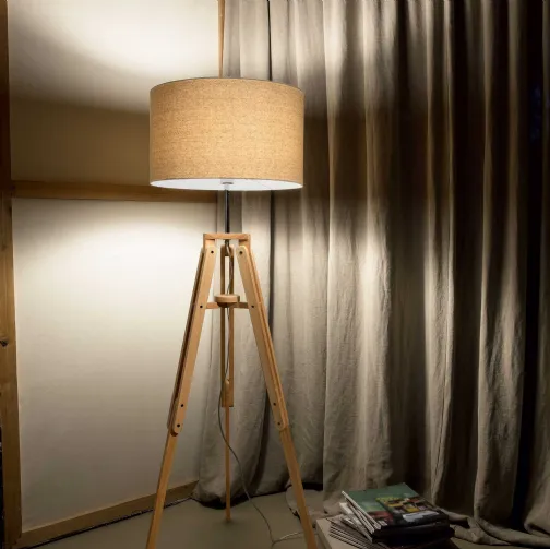 Lampada da terra Klimt in legno naturale con paralume rivestito in tessuto di Ideal Lux