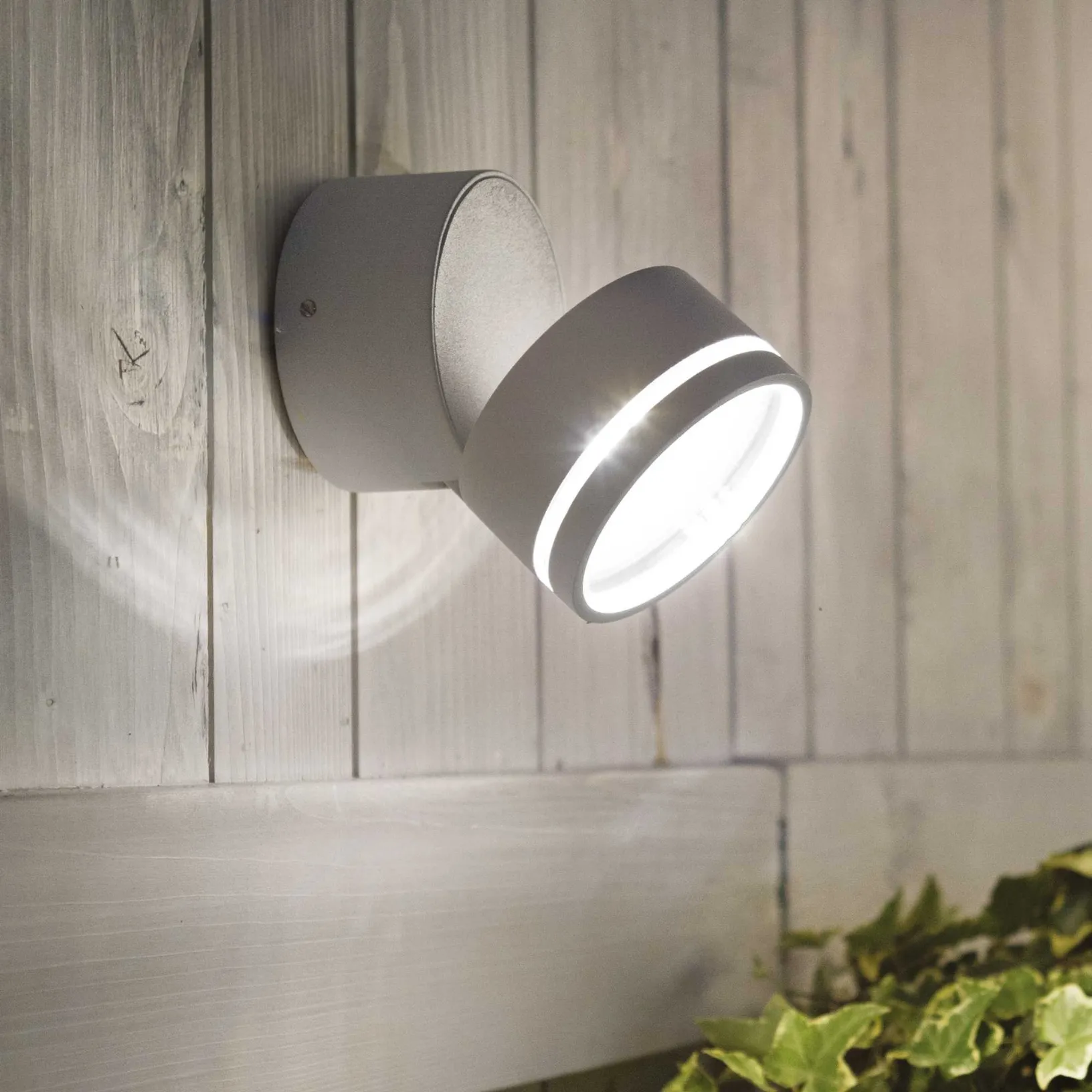 Lampada Omega Round in alluminio verniciato Bianco con diffusore inclinabile di Ideal Lux