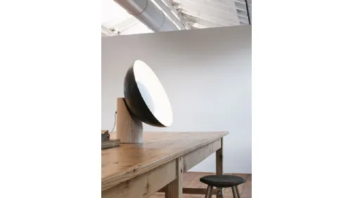 Lampada da tavolo in legno e metallo che rileva la luce e la diffonde ad ampio raggio Radar di Caos Creativo by Rossi&Co