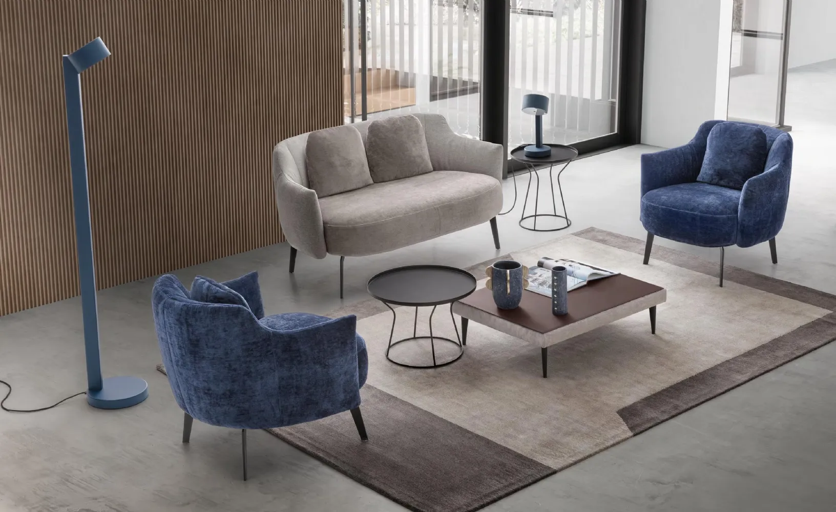 Divano lineare in tessuto Shelley Loveseat di Le Comfort